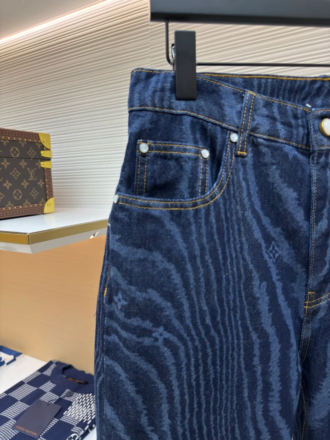 LOUISVUITTON tree pattern denim trousers ●Authentic product: Purchased and developed by 15689 ●Item number: 1680319-B60 ●Fabric: denim fabric ●Technology: Printing ●Version: Fitted version ●Weight: about 755 grams ●Size: 30-32-34-36 ●Description: The upper body effect refers to the FW25 early autumn men's series collarless denim rivet full-width logo printed long-sleeved denim jacket for men in blue. This collarless jacket is paved with denim cloth with the LV Moiré pattern, and the Monogram logo is implicitly integrated into it, creating a silky texture. The Marque L.Vuitton DéPosée nubuck label rests on the back for a modern look paired with matching jeans. The overall wiring is straight and delicate, the fabric is comfortable and soft, and the color is consistent without color difference. It can be matched with the same style to create a fashionable look and control various occasions. Customized accessories, complete with three standards, same style for men and women!